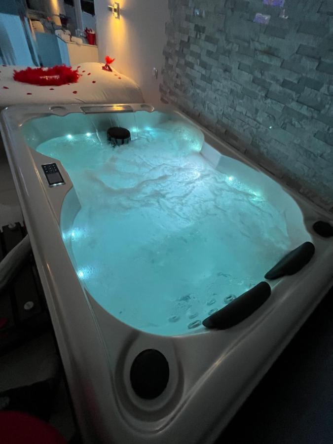 Love Room Avec Spa Privatif 乐罗夫 外观 照片